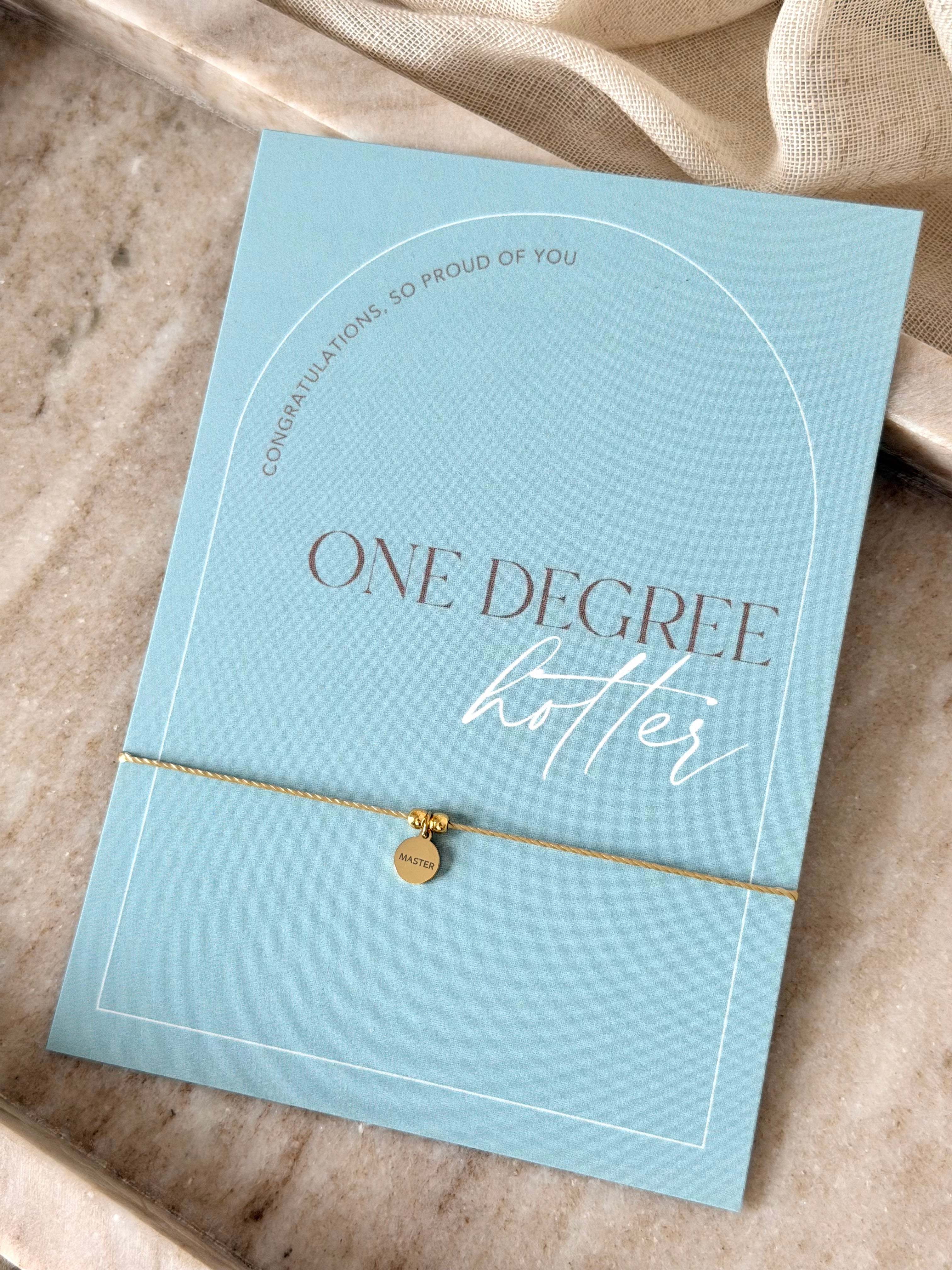 Geschenkset: „One Degree Hotter“ Karte und Armband mit Gravur