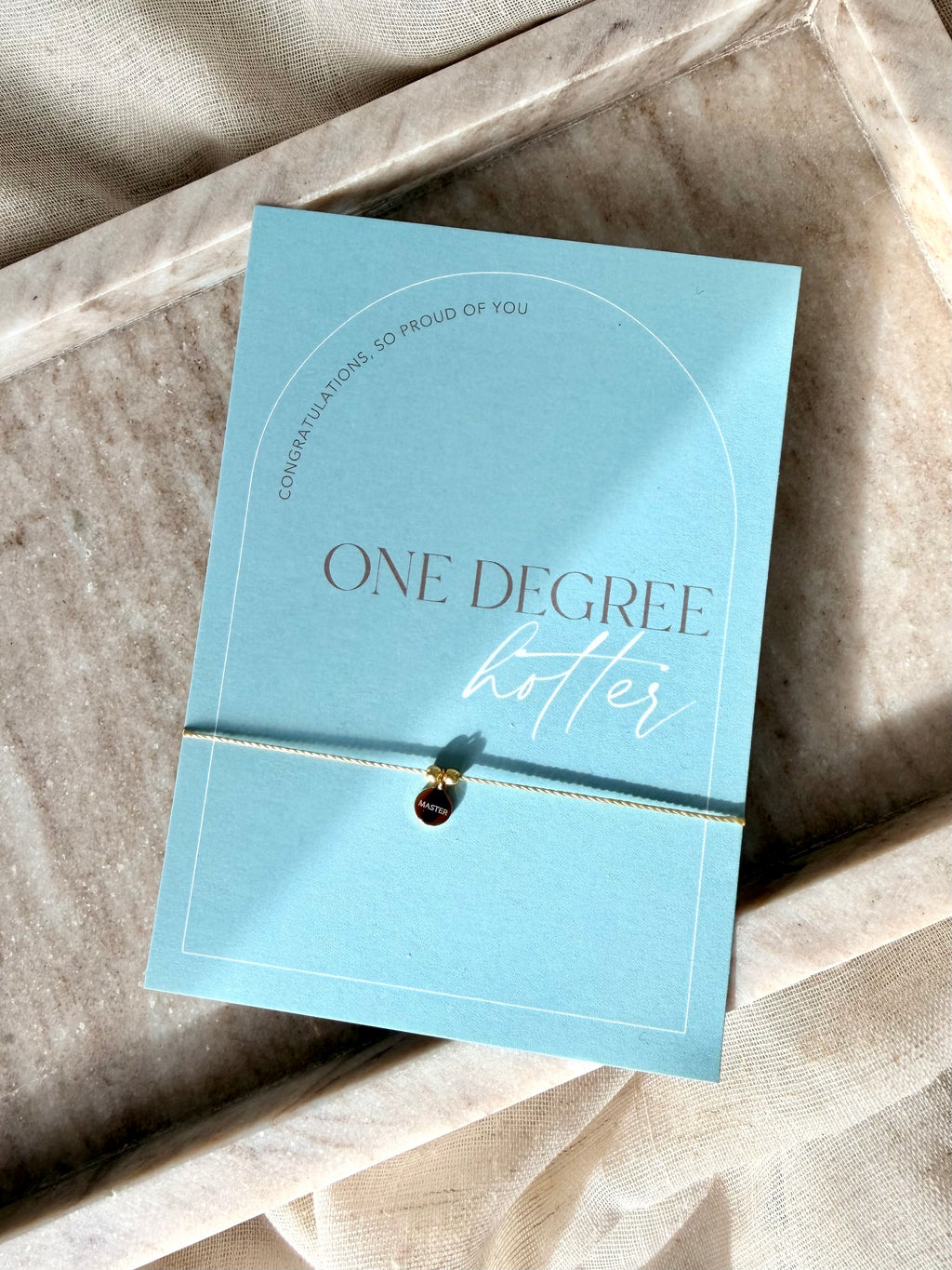 Geschenkset: „One Degree Hotter“ Karte und Armband mit Gravur