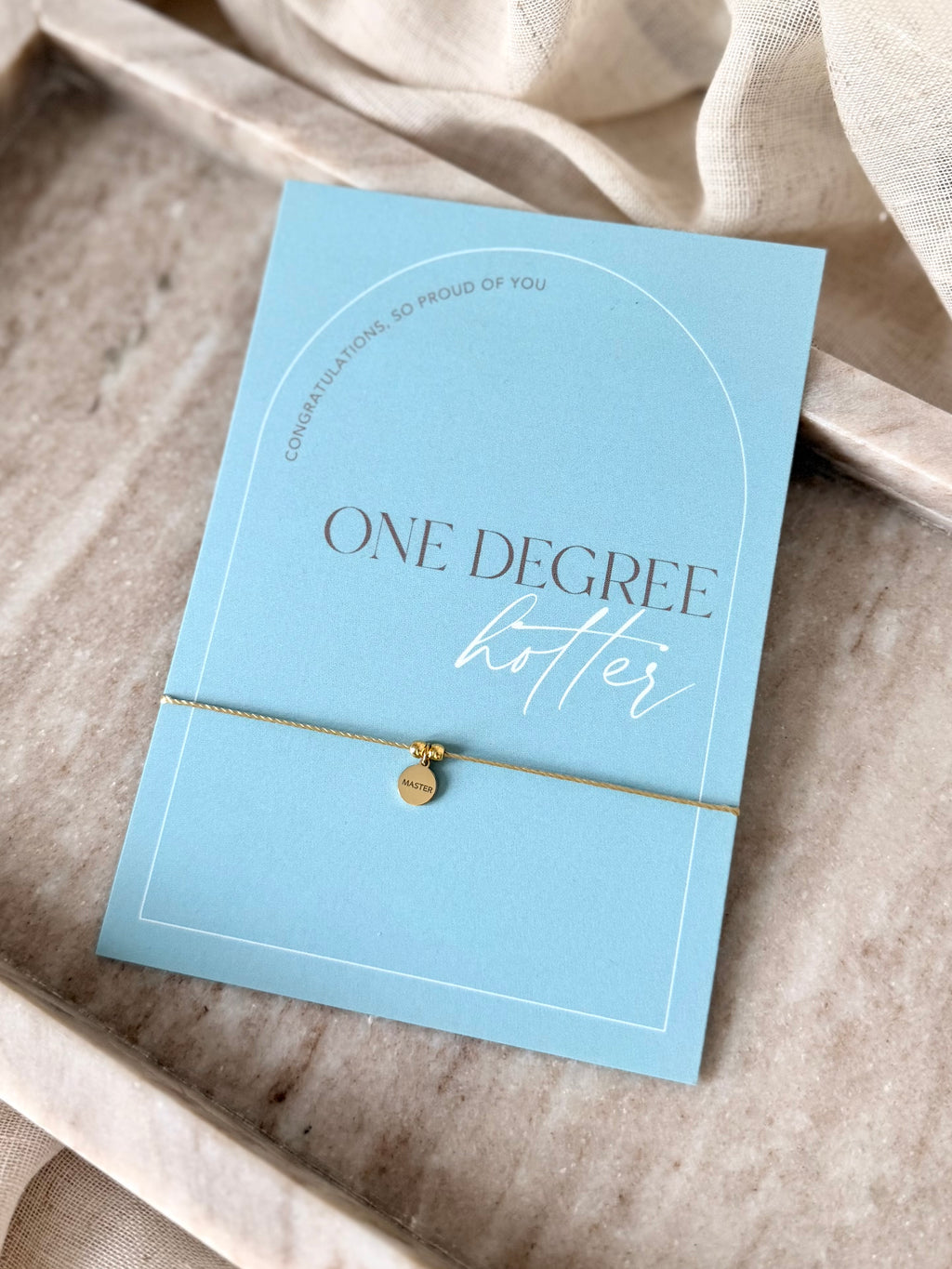 Geschenkset: „One Degree Hotter“ Karte und Armband mit Gravur