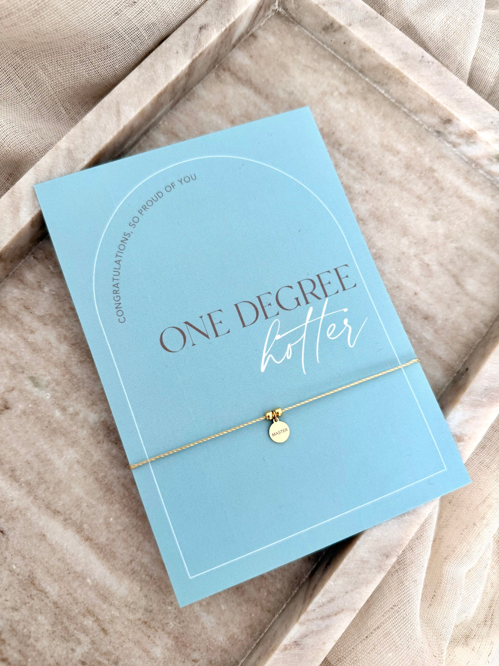 Geschenkset: „One Degree Hotter“ Karte und Armband mit Gravur
