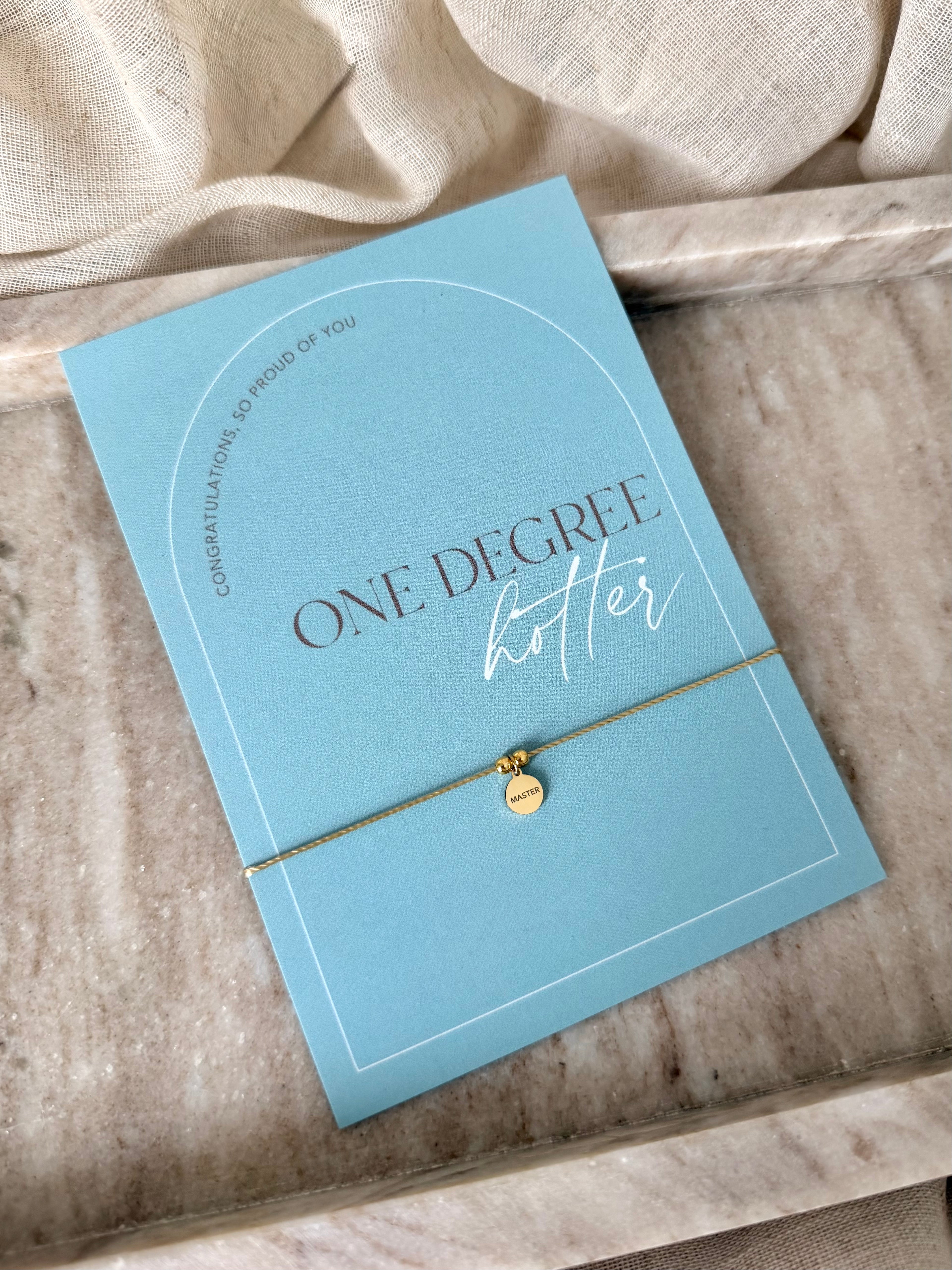 Geschenkset: „One Degree Hotter“ Karte und Armband mit Gravur