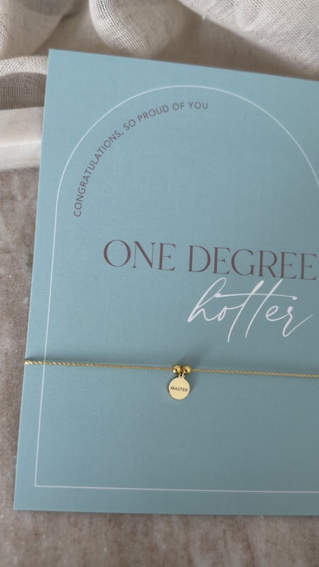 Geschenkset: „One Degree Hotter“ Karte und Armband mit Gravur
